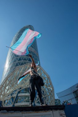 Milan İtalya 24 Haziran 2023: Cinsiyet özgürlüğü bayrağını sallayarak karşı çıkan transseksüel kız