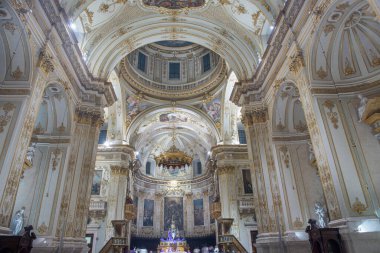 Bergamo, İtalya 23 Şubat 2023: Üst Citta Alta, Bergamo 'daki Sant' Alessandro Katedrali 'nin içinde kubbeli sütunlar