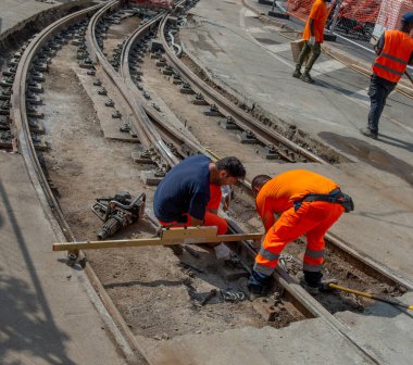 Milan İtalya 19 Temmuz 2023: Tramvay raylarında çalışan işçiler