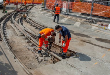 Milan İtalya 19 Temmuz 2023: Tramvay raylarında çalışan işçiler
