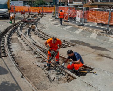Milan İtalya 19 Temmuz 2023: Tramvay raylarında çalışan işçiler