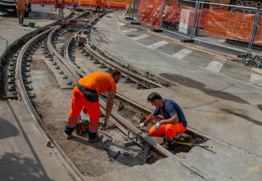Milan İtalya 19 Temmuz 2023: Tramvay raylarında çalışan işçiler