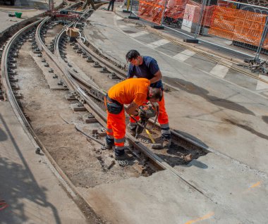 Milan İtalya 19 Temmuz 2023: Tramvay raylarında çalışan işçiler