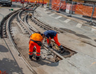 Milan İtalya 19 Temmuz 2023: Tramvay raylarında çalışan işçiler