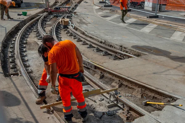 Milan İtalya 19 Temmuz 2023: Tramvay raylarında çalışan işçiler