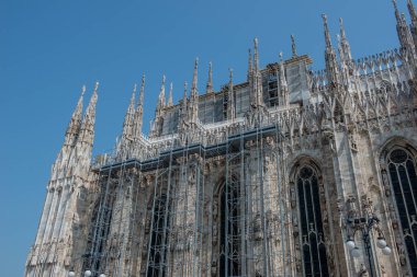 Milan katedralinin bakım işleri için yapı iskelesi.