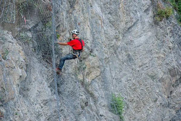 Dossena Italy August 24Th 2023 Climber Placing Safety Nets Avoid — Stock Photo, Image