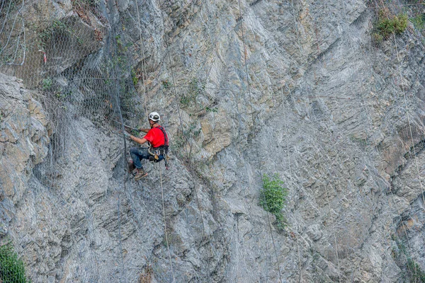 Dossena Italien August 2023 Kletterer Legen Sicherheitsnetze Steinschlag Vermeiden — Stockfoto