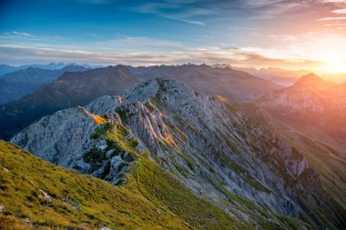 Sabahın köründe dağlar