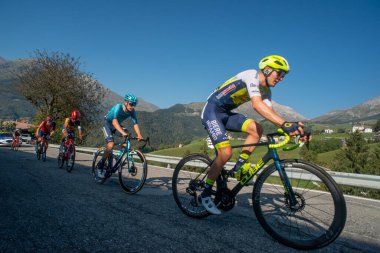 Bergamo İtalya 7 Ekim 2023: Giro di Lombardia bisikletçileri Zambla tepesine tırmanıyor
