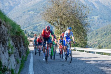 Bergamo İtalya 7 Ekim 2023: Giro di Lombardia bisikletçileri Zambla tepesine tırmanıyor