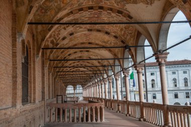 Padua Sarayı, yönetimin ve şehrin saraylarının eski yeridir..