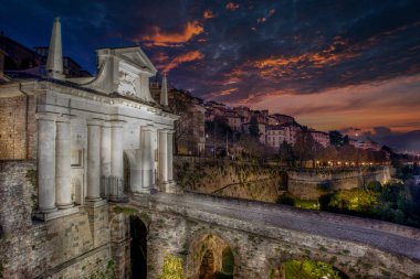 Porta San Giacomo Venedik duvarlarının en güzel giriş kapısı.