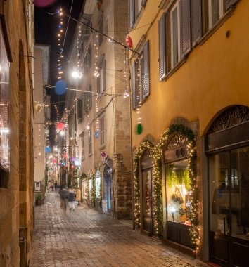 Antik şehir sokağı Noel süslemeleriyle aydınlandı