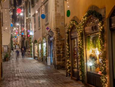 Antik şehir sokağı Noel süslemeleriyle aydınlandı