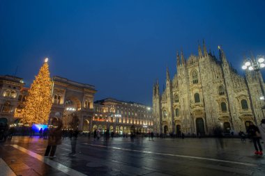 Milan İtalya 13 Aralık 2023: Milano şehir merkezi LED ışıklarla süslenmiş ağaç