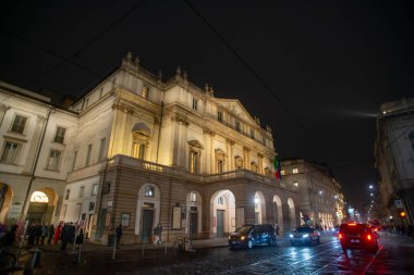 Milan İtalya 13 Aralık 2023: Milano şehir merkezi LED lambalarla süslenmiş ağaç: Teatro alla Scala, yüksek sanatsal düzeydeki gösterilerin yapıldığı önemli bir salon