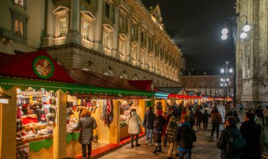 Milan İtalya 13 Aralık 2023: Katedral boyunca Milano 'nun Noel hediyeleri için en çok beklenen ve sevilen pazarı