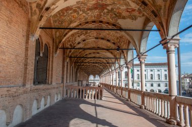 Padua Sarayı, yönetimin ve şehrin saraylarının eski yeridir..
