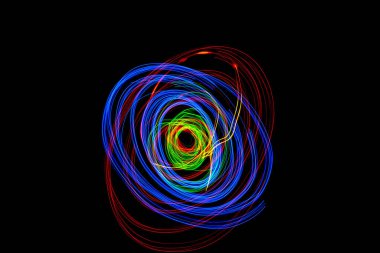 Çeşitli renklerde ışık çizgileri