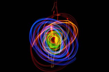 Çeşitli renklerde ışık çizgileri