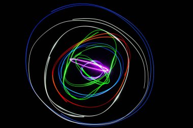 Çeşitli renklerde ışık çizgileri