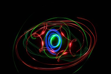 Çeşitli renklerde ışık çizgileri