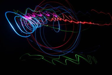 Çeşitli renklerde ışık çizgileri
