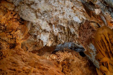 Verizzi İtalya 19 Nisan 2024: Borgo Verizzi mağaralarının içi aydınlandı