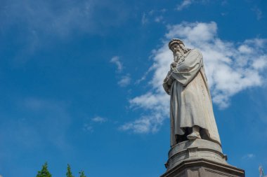 Milan İtalya 20 Nisan 2024: Leonardo da Vinci Stutue Milano 'da Teatro alla Scala önünde