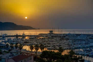 Loano Italy19 Haziran 2024: Marina di Loano, 77 metreye kadar büyük tekneleri ağırlamak için donatılmış özel bir limandır.