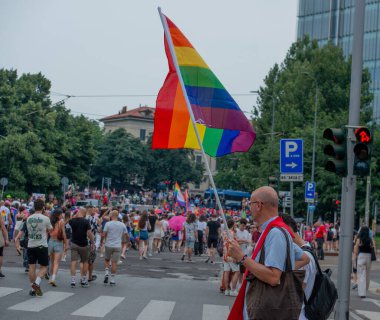 Milan İtalya 29 Haziran 2024: Gurur, LGBT yürüyüşü, cinsel yönelimi ve cinsiyet kimliği ne olursa olsun lezbiyen, gey ve biseksüel kimliğin toplumsal kabulünü ve kendini kabulünü kutlamak için herkese açık bir gösteridir.,