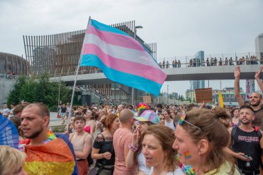 Milan İtalya 29 Haziran 2024: Gurur, LGBT yürüyüşü, cinsel yönelimi ve cinsiyet kimliği ne olursa olsun lezbiyen, gey ve biseksüel kimliğin toplumsal kabulünü ve kendini kabulünü kutlamak için herkese açık bir gösteridir.,
