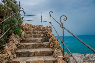 Denize çıkan taş merdiven.