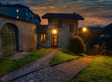 Gün batımında evi aydınlanan Serina köyü.