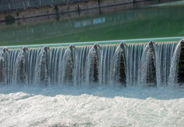 Nehrin akışını düzenlemek için kapaklı baraj.