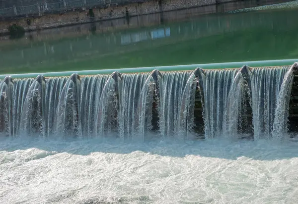 Nehrin akışını düzenlemek için kapaklı baraj.