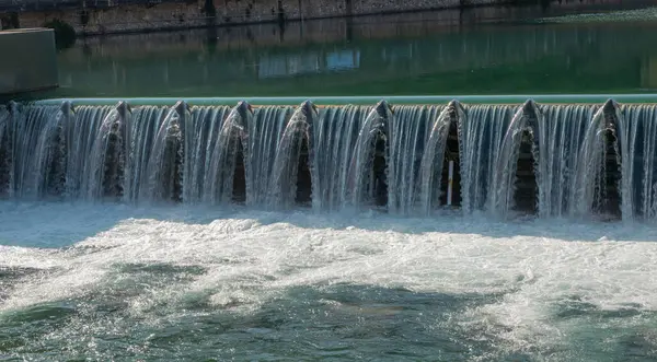 Nehrin akışını düzenlemek için kapaklı baraj.