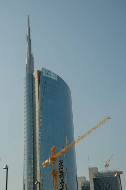Milan 'da gökdelen inşa etmek için vinçler