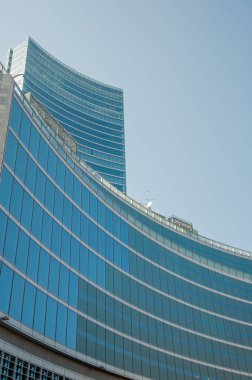 birçok penceresi olan modern bina