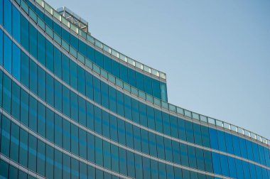 birçok penceresi olan modern bina