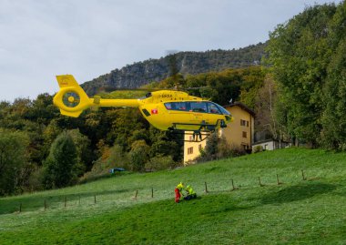 Bergamo İtalya 13 Ekim 2024: Helikopter acil durum için tıbbi kurtarma personelini boşaltıyor