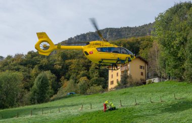Bergamo İtalya 13 Ekim 2024: Helikopter acil durum için tıbbi kurtarma personelini boşaltıyor