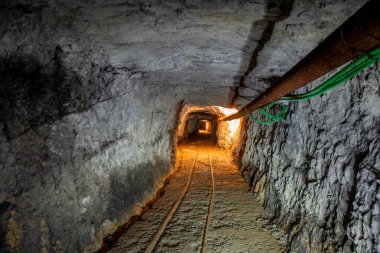 Madenin içinde değerli mineraller çıkarılıyor.