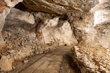 Madenin içinde değerli mineraller çıkarılıyor.
