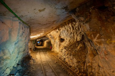 Madenin içinde değerli mineraller çıkarılıyor.