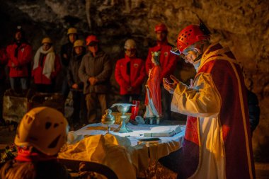 Dossena İtalya 30 Kasım 2024: Madenlerdeki çalışmaların kurbanlarının anısına madenlerdeki kütlenin kutlanması
