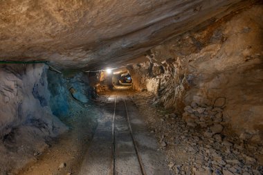 Madenin içinde değerli mineraller çıkarılıyor.