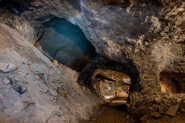 Внутри шахты, где добываются драгоценные минералы