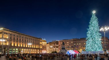 Milan İtalya 20 Aralık 2024: Milano 'daki Piazza del Duomo' da Noel ağacı parladı